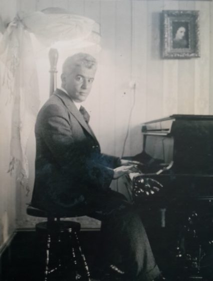 Manuel M. Ponce en el piano