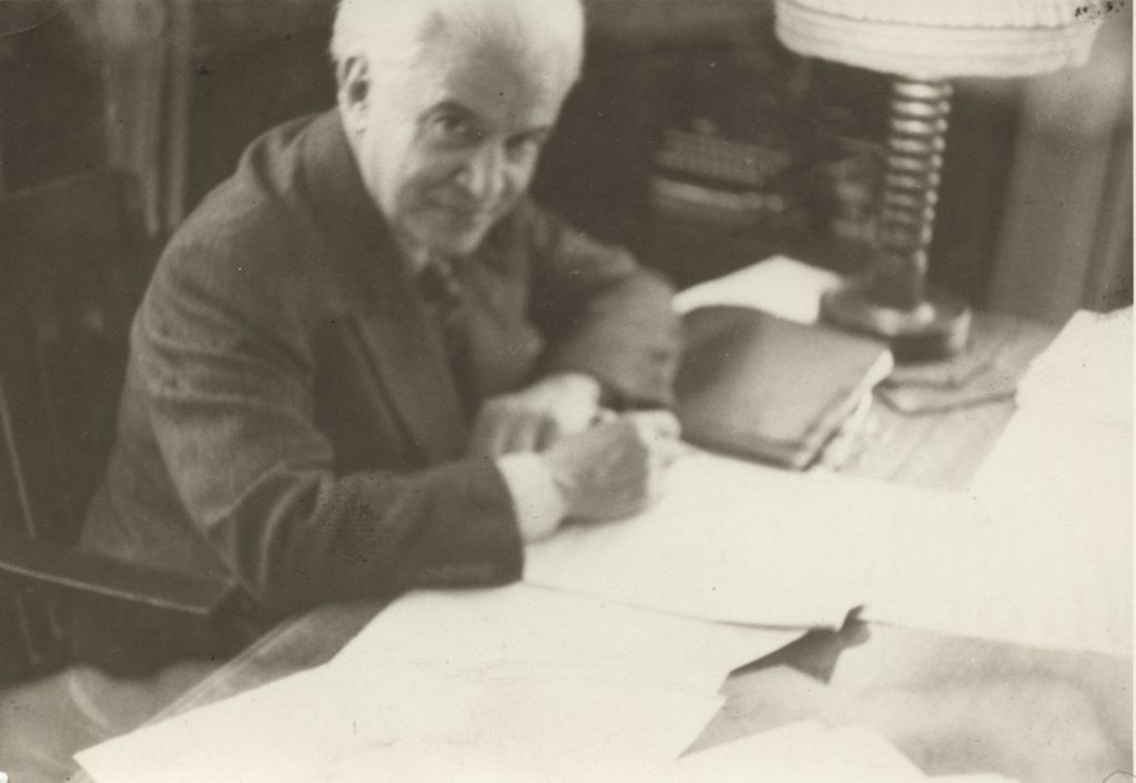 Manuel M. Ponce escribiendo