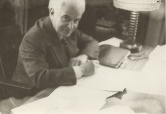 Manuel M. Ponce escribiendo