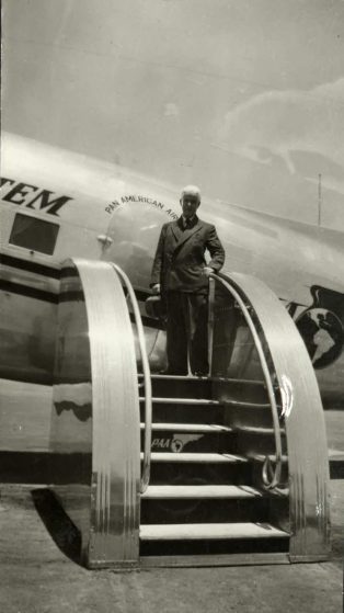 Manuel M. Ponce bajando del avión