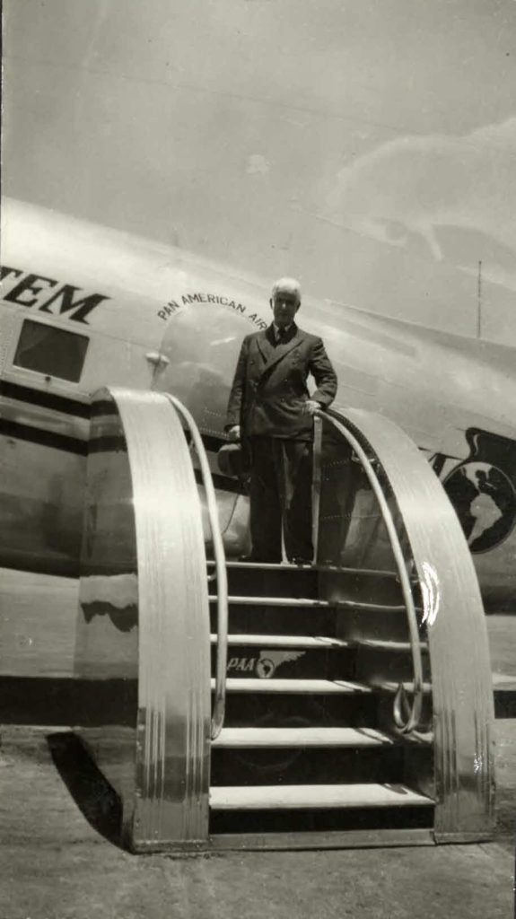 Manuel M. Ponce bajando del avión