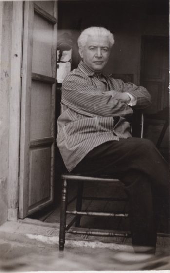 Manuel M. Ponce en silla en la puerta