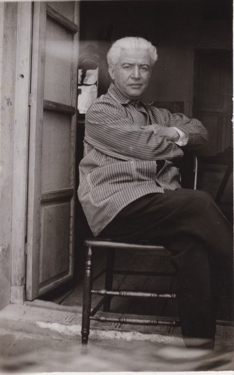 Manuel M. Ponce en silla en la puerta