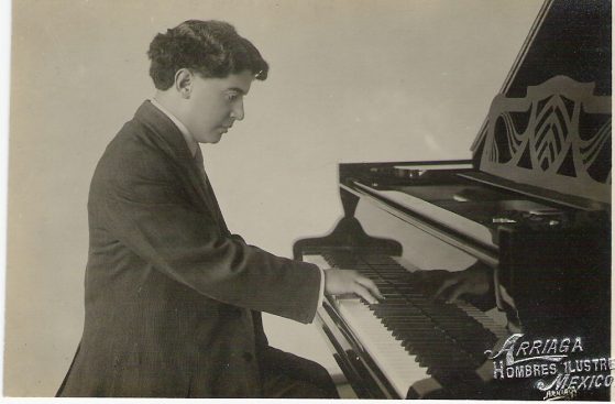 Manuel M. Ponce en el piano