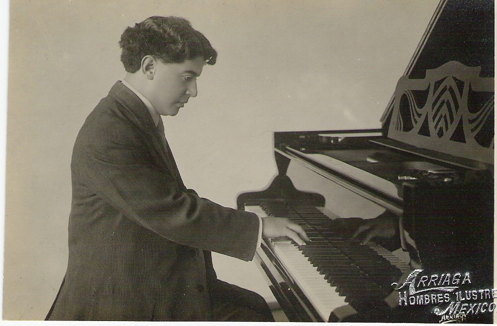 Manuel M. Ponce en el piano